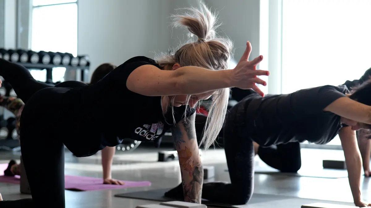 Groupe d'employés en activité physique au travail